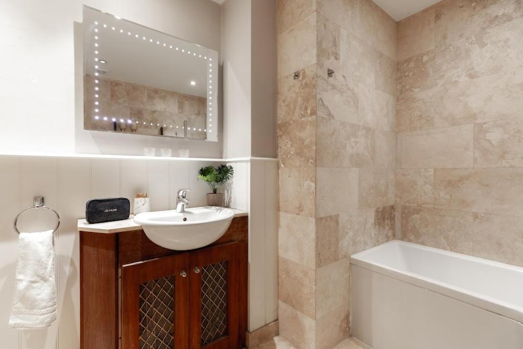 Revamped & Luxxe For Covent Garden Lovers! Adorable City Home For Families & Friends London Luaran gambar